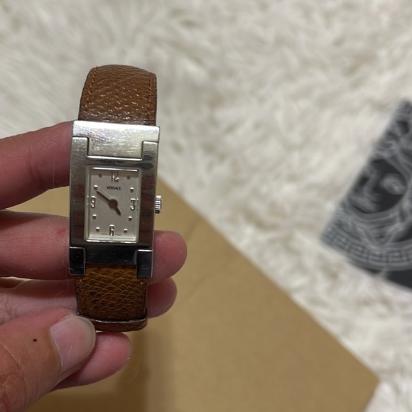 Versace women’s water resistant watch 17mm - Picture 3 of 16